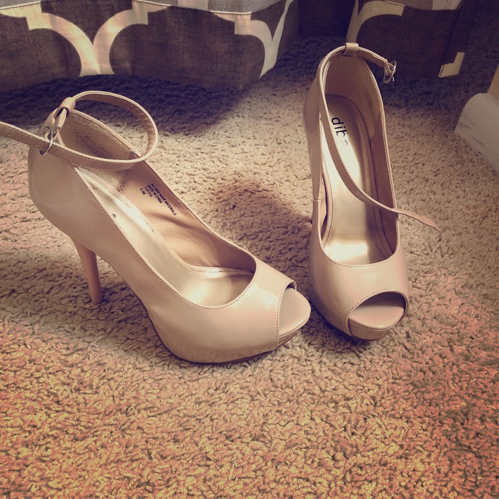 👠 cream heels